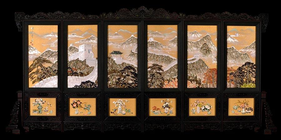 These outstanding shell carving works were made by Jin Ashan in Dalian, Northeast China\'s Liaoning Province. Jin has been engaged in shell carving for 55 years. He is a master of Chinese arts and crafts. (Photo/China Daily)