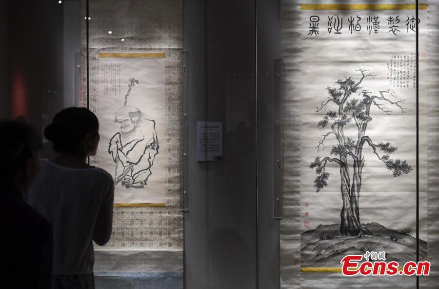 An exhibition of relics from the Hall of Mental Cultivation (Yangxin dian) at Beijing’s Palace Museum takes place in Jinan City, the capital of East China’s Shandong Province, July 3, 2018. The exhibition is made up of some 240 relics including jade, enamel and painting works. (Photo: China News Service/Zhang Yong)