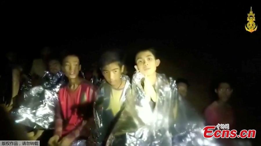 New video footage has been released of 12 boys and their football coach who have been trapped in a cave in Thailand for 11 days after rescuers gave them food for the first time. The 12 boys, aged 11 to 16, and their 25-year-old coach, were trapped after heavy rain flooded the cave complex in a forest park in the northern province of Chiang Rai.(Photo/Agencies)