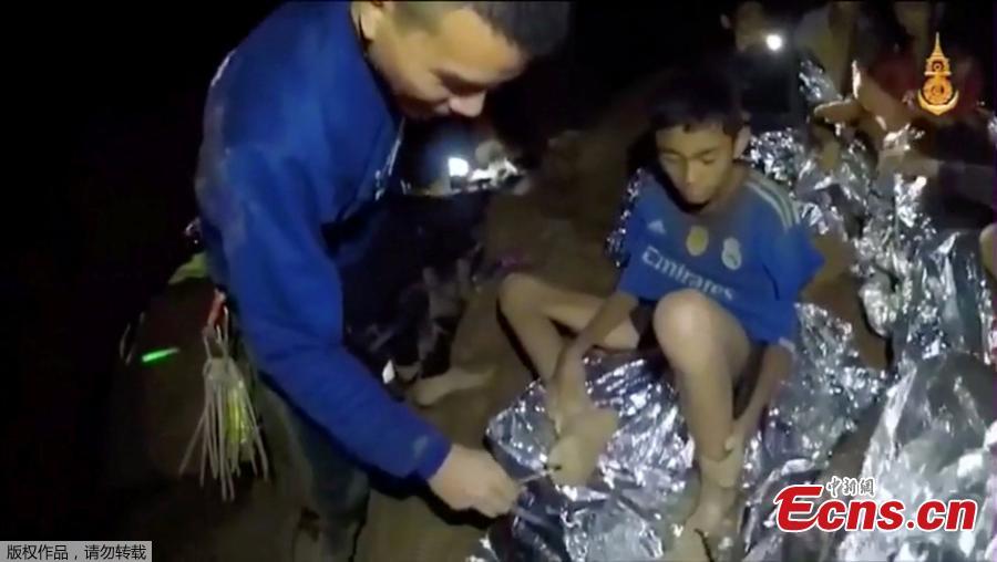 New video footage has been released of 12 boys and their football coach who have been trapped in a cave in Thailand for 11 days after rescuers gave them food for the first time. The 12 boys, aged 11 to 16, and their 25-year-old coach, were trapped after heavy rain flooded the cave complex in a forest park in the northern province of Chiang Rai.(Photo/Agencies)