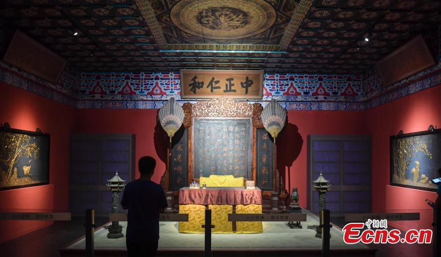 A life-size replica of the Hall of Mental Cultivation (Yangxin dian) at Beijing’s Palace Museum has been created for an exhibition in Jinan City, the capital of East China’s Shandong Province, July 3, 2018. The exhibition is made up of some 240 relics including jade, enamel and painting works. (Photo: China News Service/Zhang Yong)