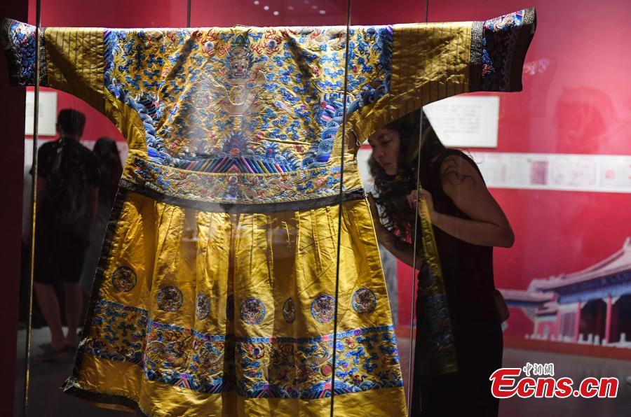 An exhibition of relics from the Hall of Mental Cultivation (Yangxin dian) at Beijing’s Palace Museum takes place in Jinan City, the capital of East China’s Shandong Province, July 3, 2018. The exhibition is made up of some 240 relics including jade, enamel and painting works. (Photo: China News Service/Zhang Yong)