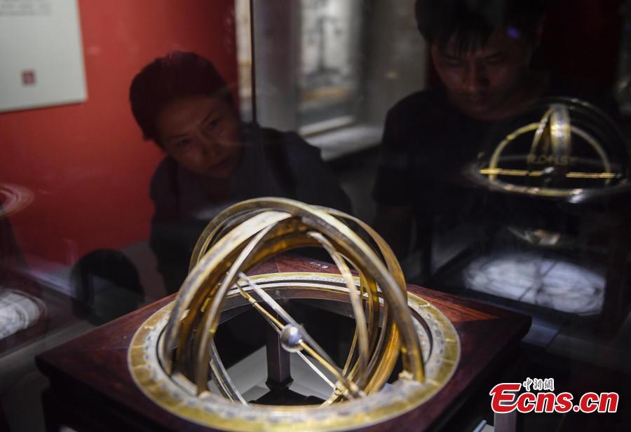 An exhibition of relics from the Hall of Mental Cultivation (Yangxin dian) at Beijing’s Palace Museum takes place in Jinan City, the capital of East China’s Shandong Province, July 3, 2018. The exhibition is made up of some 240 relics including jade, enamel and painting works. (Photo: China News Service/Zhang Yong)