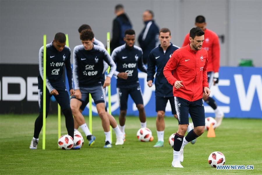 France\'s Hugo Lloris (R front) attends a training session near Moscow, Russia, on July 4, 2018. France will face Uruguay in a quarter-final match of the 2018 FIFA World Cup on July 6. (Xinhua/Du Yu)