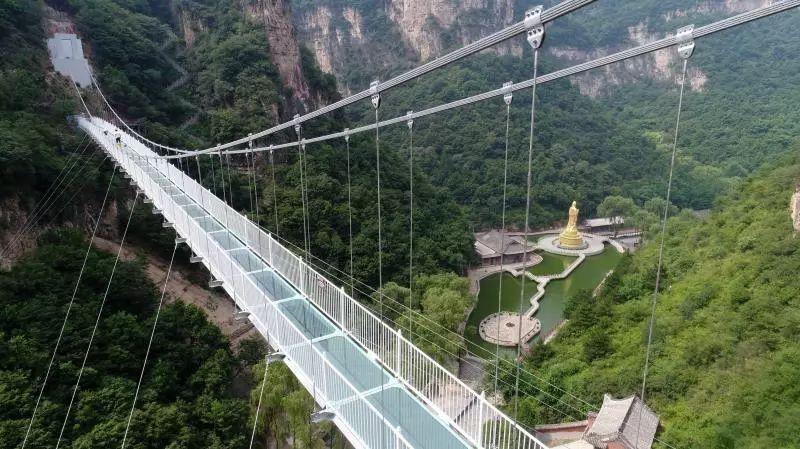 A 168-meter-long 5D glass suspension bridge opened to the public in Cangshan mountain scenic spot in Yuxian county in Shanxi on June 29, 2018. The bridge is 108 meters above the valley bottom. The glass, which is one meter thick, can bear a load of up to 6 tons. (Photo provided to chinadaily.com.cn)