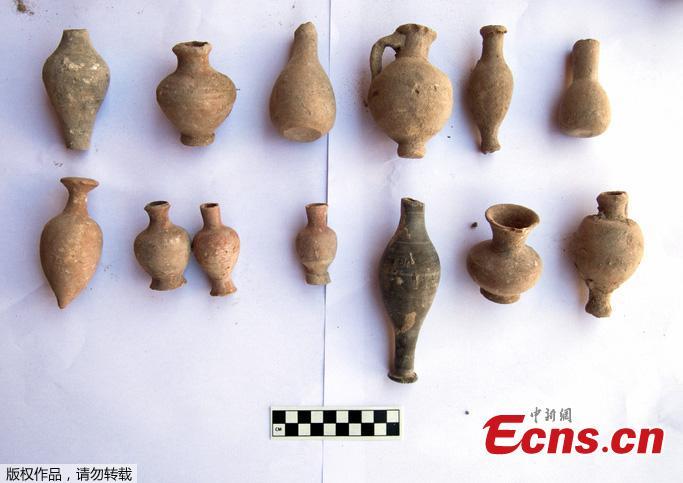 The Ministry of Antiquities of Egypt found a cache containing hundreds of pottery vessels, dating back to the beginning of the Greco-Roman era, the Coptic era and the Islamic era, in Alexandria. Some vessels contain ashes of dead people.The items also include a large collection of liquid vessels of various shapes and sizes, crockery and colored pots, and a large number of dishes. (Photo/Agencies)
