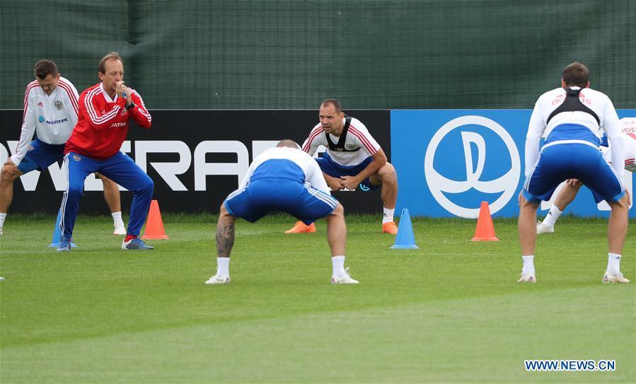 Russia\'s players attend a training session in Moscow, Russia, on July 4, 2018. Russia will face Croatia in a quarter-final match of the 2018 FIFA World Cup on July 7. (Xinhua/Bai Xueqi)