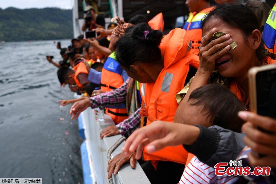 At least 34 people have been confirmed dead in a ferry sinking off the coast of Indonesia\'s South Sulawesi province on Tuesday, July 3, 2018. Images from the scene showed passengers in bright orange life vests clinging to the side of the KM Lestari Maju as it tilted sharply into the water not far from the coast of Bulukumba regency, near Selayar Island. Sutopo Purwo Nugroho, spokesman for Indonesia’s disaster management agency, said 155 people had managed to swim or be pulled to safety.(Photo/Agencies)