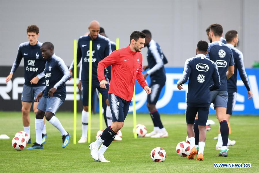 France\'s Hugo Lloris (front) attends a training session near Moscow, Russia, on July 4, 2018. France will face Uruguay in a quarter-final match of the 2018 FIFA World Cup on July 6. (Xinhua/Du Yu)