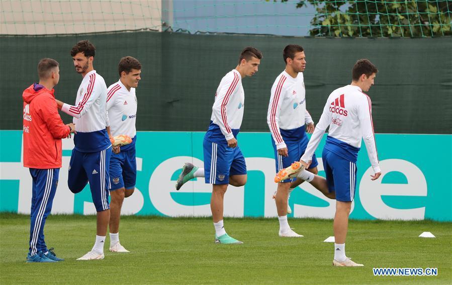 Russia\'s players attend a training session in Moscow, Russia, on July 4, 2018. Russia will face Croatia in a quarter-final match of the 2018 FIFA World Cup on July 7. (Xinhua/Bai Xueqi)