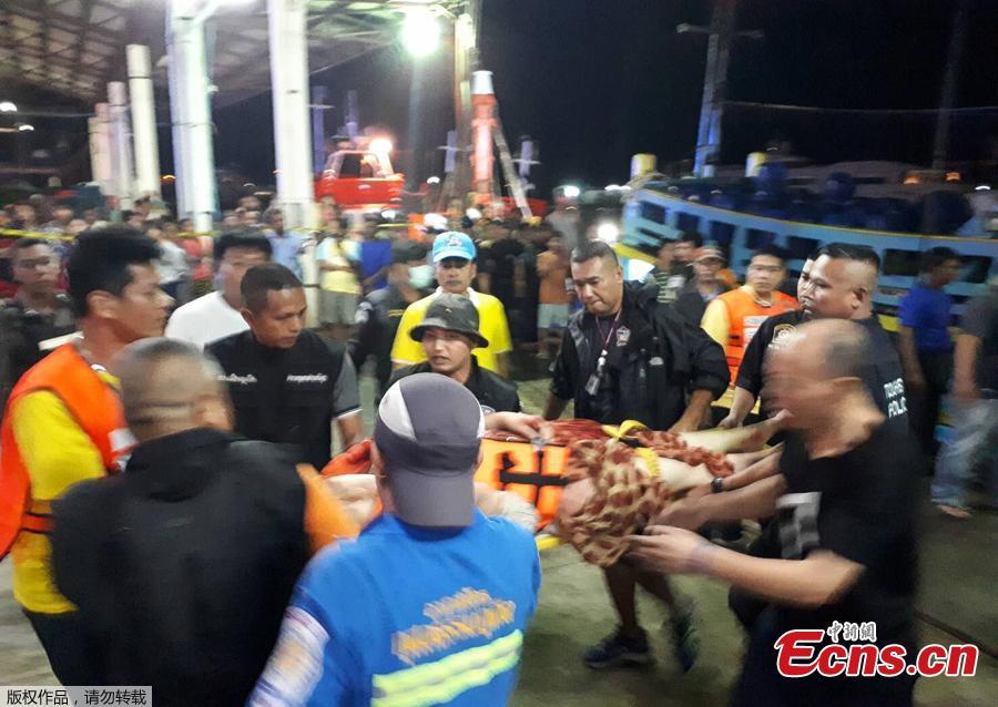 Thai rescue and paramedic personnel attend to rescued passengers of capsized tourist boat in rough seas at a port in Phuket on July 5, 2018.
Dozens of passengers are missing after boats capsized as high winds whipped up rough seas off the Thai tourist island of Phuket, officials said late July 5. (Photo/Agencies)