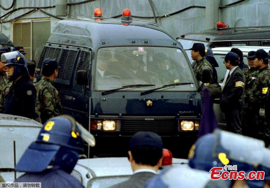 In the early hours of May 16, 1995, police raided the Aum Shinrikyo cult’s facilities in Kamikuishiki, Yamanashi Prefecture. At 9:45 a.m., cult founder Shoko Asahara, whose real name is Chizuo Matsumoto, was arrested and taken into custody. (Photo/Agencies)