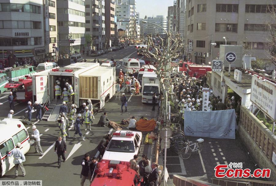 Patients receive treatment in front of Tsukiji Station in Tokyo in this file photo taken on March 20, 1995, after a sarin gas attack by the Aum Shinrikyo cult group on the Tokyo subway system. (Photo/Agencies)