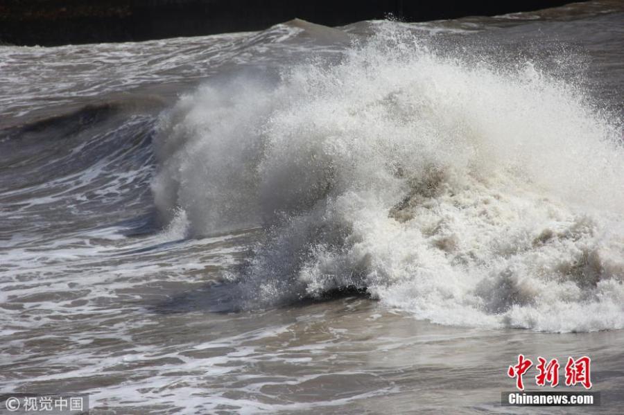 Waves triggered by approaching typhoon Maria are seen in Wenling City, East China’s Zhejiang Province, July 10, 2018. Local authorities closed a coastal tourist attraction for safety concerns. The typhoon is expected to strike Fujian and Zhejiang provinces, whipping up gales and high waves. (Photo/VCG)