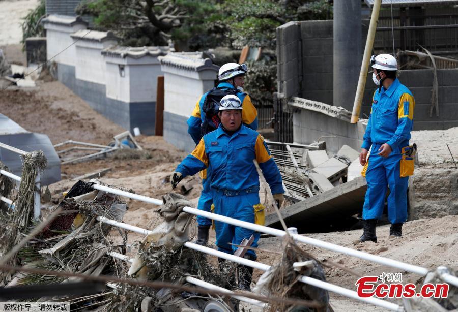 Police officers check a submerged and destroyed house in a flood affected area in Mabi town in Kurashiki, Okayama Prefecture, Japan, July 10, 2018. The death toll from widespread flooding and landslides rose to 126, according to Japanese authorities. (Photo/Agencies)