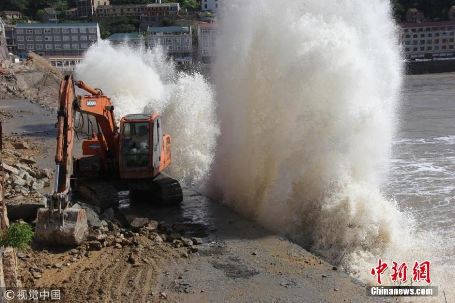 Waves triggered by approaching typhoon Maria are seen in Wenling City, East China’s Zhejiang Province, July 10, 2018. Local authorities closed a coastal tourist attraction for safety concerns. The typhoon is expected to strike Fujian and Zhejiang provinces, whipping up gales and high waves. (Photo/VCG)