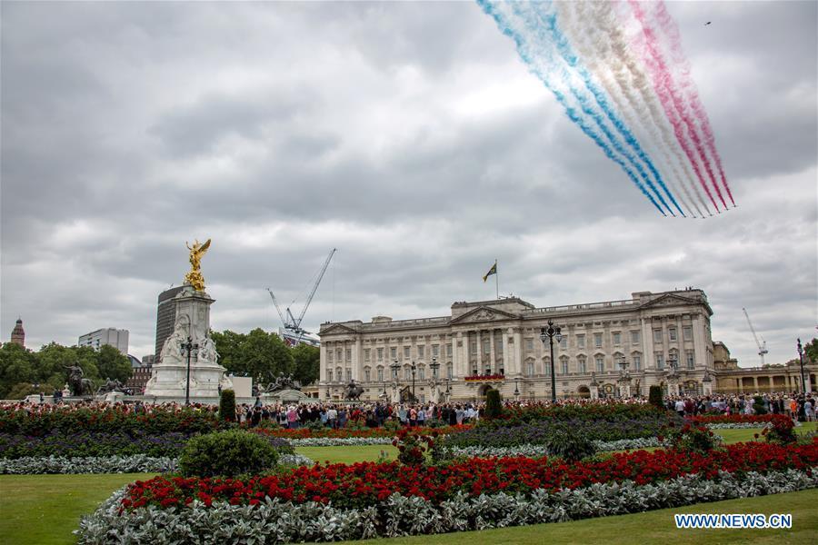 The Red Arrows fly over Buckingham Palace during a celebration to mark the 100th anniversary of the Royal Air Force (RAF) in London, Britain on July 10, 2018. (Xinhua/Britain\'s Ministry of Defence)