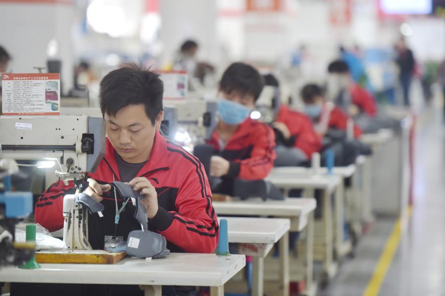 Workers at Anta Sports in Jinjiang, Fujian Province, on Feb 24, 2018. (Photo/Xinhua)
Innovation and self-developed technology have played a crucial part in elevating local companies into global players that attract international talent.
Ding Shizhong, CEO and chairman of Anta Sports, said, \
