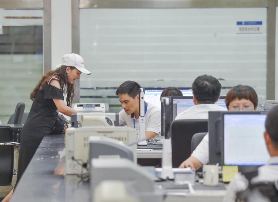 A resident (L) applies for a certificate from the Jinjiang administrative service center in Jinjiang, Fujian Province, June 19, 2018. (Photo/Xinhua)
Support from the government is widely credited with inspiring Jinjiang\'s success.
In 2002, Xi Jinping, then Fujian\'s governor, summarized and developed the theory of the Jinjiang Experience, which includes key principles of opening-up and reform like persistence and integrity. Xi made seven visits to enterprises and villages in Jinjiang between 1996 and 2002.
Guided by these principles, Jinjiang has seen an economic model based on intensive labor and resource consumption changed to one based on innovation and sustainability. Last year, Jinjiang achieved GDP of 198.1 billion yuan. The figure is 1,366 times that of 1978.