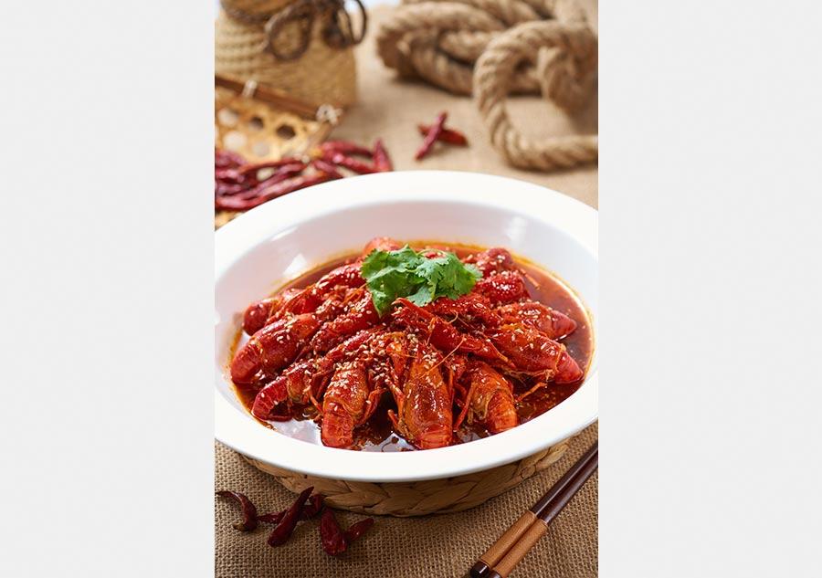 Spicy crayfish by the Shanghai Classical Hotel. [(Photo provided to chinadaily.com.cn)
The delicacy is evidently also a favorite among soccer fans during the ongoing World Cup in Russia. Some 100,000 crayfish from Hubei province have been transported to Russia during the tournament period.
According to a report released by the China Cuisine Association earlier this year, China\'s favorite dish of 2017 was the crayfish, which had a market value exceeding $14 billion.