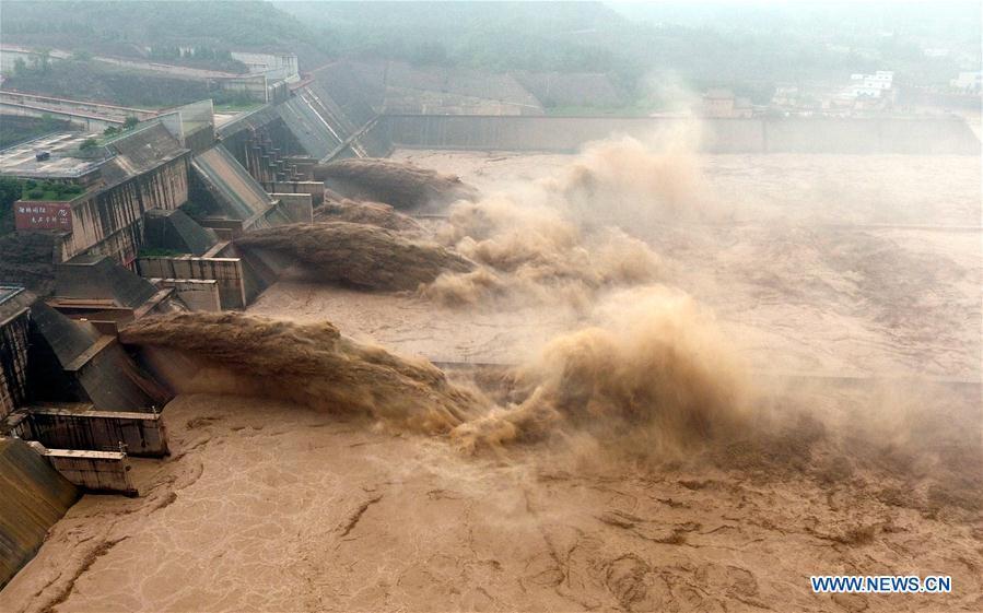 Aerial photo taken on July 11, 2018 shows water gushing out from the Xiaolangdi Reservoir on the Yellow River in central China\'s Henan Province. (Xinhua/Li Jianan)
