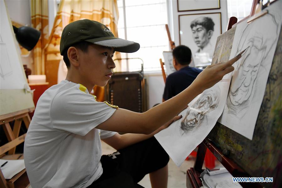 Students learn drawing during a class in Qinzhou City, south China\'s Guangxi Zhuang Autonomous Region, July 12, 2018. Students learn new skills during their summer vacation. (Xinhua/Zhang Ailin)