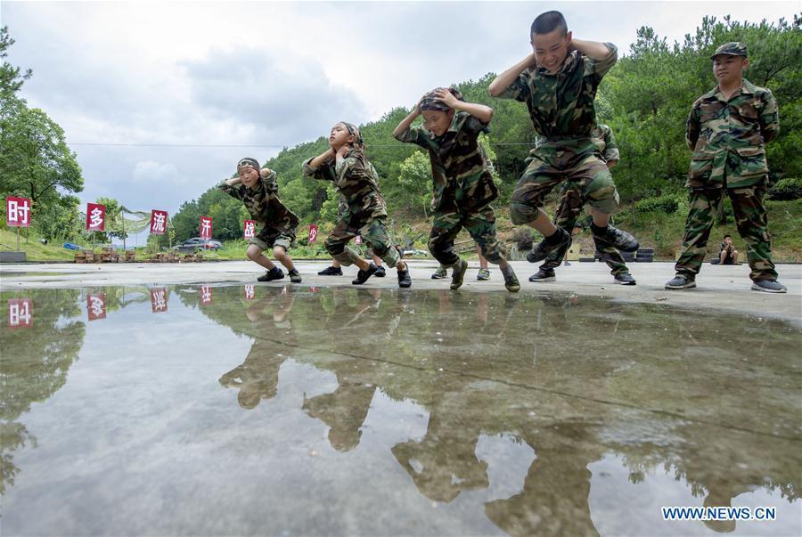 Children participate in an outdoor physical training camp during summer vacation in Xinyu, east China\'s Jiangxi Province, July 12, 2018. (Xinhua/Zhao Chunliang)