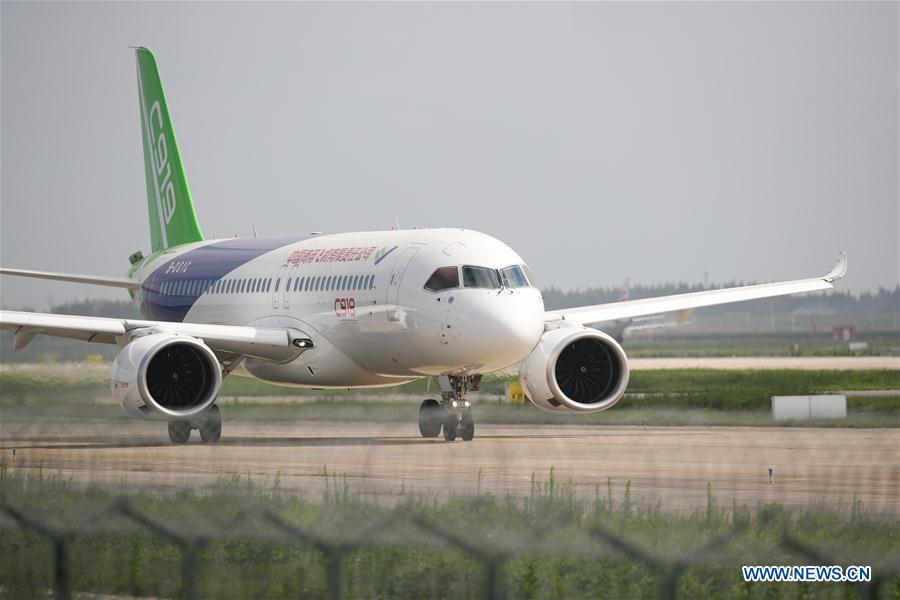 The No.102 C919 plane taxies at Pudong Airport in Shanghai, east China, July 12, 2018. After its first long-distance flight from the final assembly line in Shanghai, the plane landed at Dongying Shengli Airport in east China\'s Shandong Province. China\'s C919 large passenger plane project has entered into a new major phase with intensive flight tests in multiple sites around the country. (Xinhua/Ding Ting)
