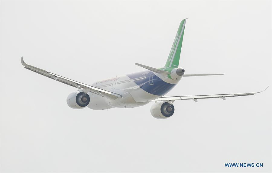 The No.102 C919 plane flies above Pudong Airport in Shanghai, east China, July 12, 2018. After its first long-distance flight from the final assembly line in Shanghai, the plane landed at Dongying Shengli Airport in east China\'s Shandong Province. China\'s C919 large passenger plane project has entered into a new major phase with intensive flight tests in multiple sites around the country. (Xinhua/Ding Ting)