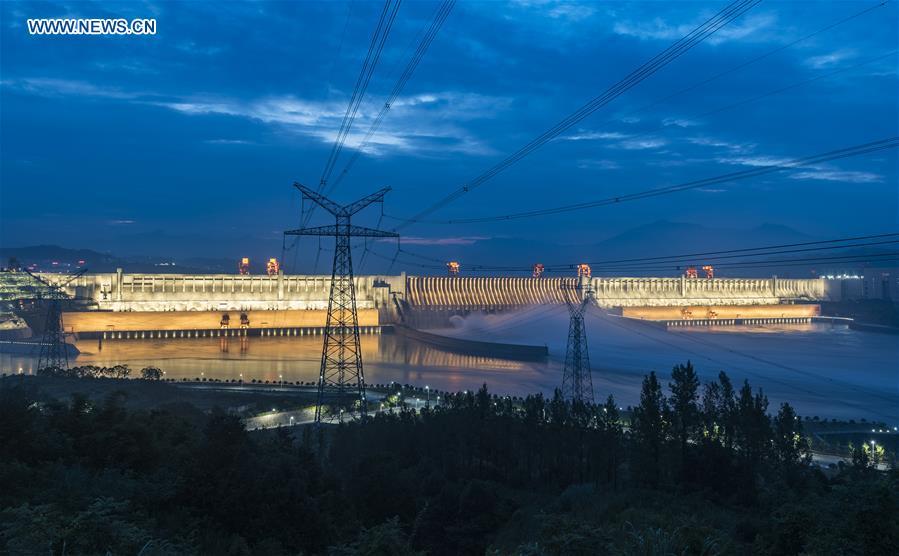 Three Gorges Reservoir increases its discharge volume in Yichang City, central China\'s Hubei Province, July 13, 2018. The second flood peak of the Yangtze River this year is forming in its upper reaches. Peak flow at the Three Gorges reservoir is expected to reach 61,000 cubic meters per second on Saturday. (Xinhua/Zheng Jiayu)