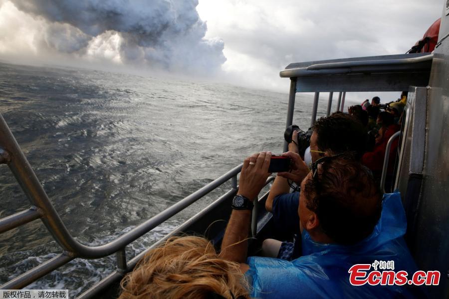 File photo: People watch from a tour boat as lava flows into the Pacific Ocean in the Kapoho area, east of Pahoa, during ongoing eruptions of the Kilauea Volcano in Hawaii, U.S., June 4, 2018.(Photo/Agencies)