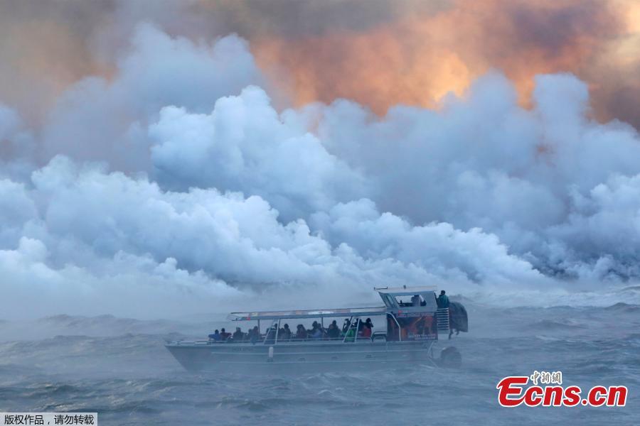 File photo: People watch from a tour boat as lava flows into the Pacific Ocean in the Kapoho area, east of Pahoa, during ongoing eruptions of the Kilauea Volcano in Hawaii, U.S., June 4, 2018. (Photo/Agencies)