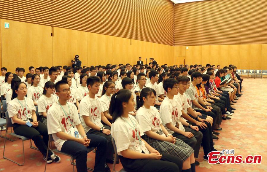Chinese and Japanese youths, members of an exchange delegation, listen as Japanese Prime Minister Shinzo Abe delivers a speech in Tokyo, Japan, July 17, 2018. Abe said he hopes that young people in both countries will become the bridge deepening friendship between Japan and China. (Photo: China News Service/Lyu Shaowei)
