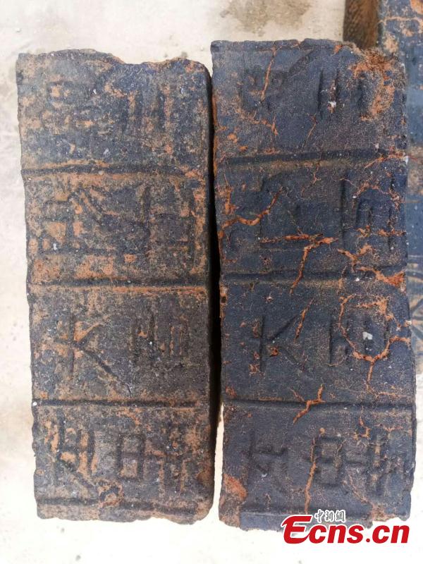 A photo provided by villagers shows bricks used for a tomb of the Han Dynasty (206 BC ? 220 AD) in Xunwu County, East China’s Jiangxi Province. Ceramic relics and textured bricks were found in the tomb that measured 180 centimeters in width and 370 centimeters in length. Preliminary investigations showed the tomb was robbed during the Ming and Qing dynasties. (Photo: China News Service)