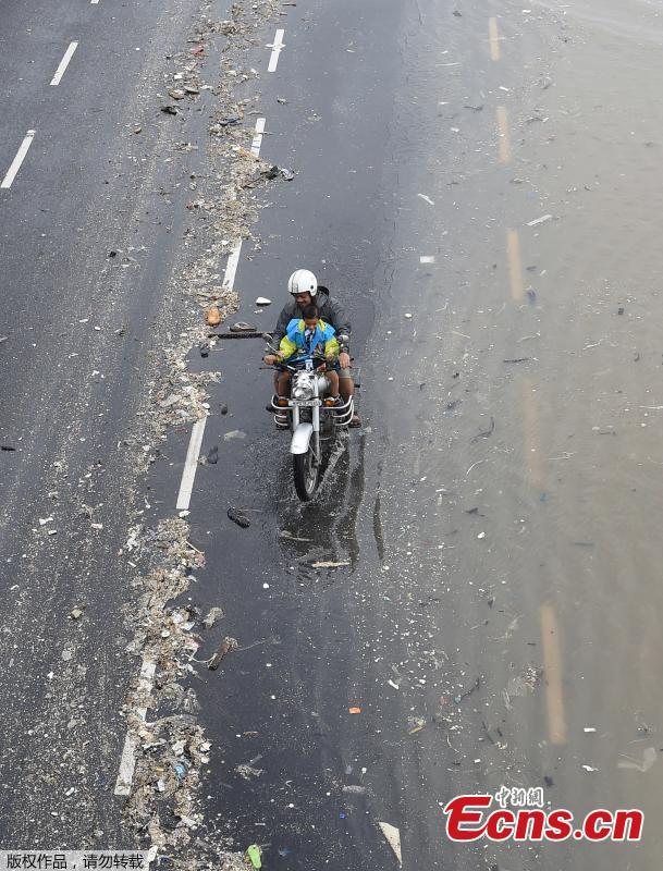 Garbage washed ashore during high tide on a road by the Arabian Sea in Mumbai, India, July 13, 2018. (Photo/Agencies)