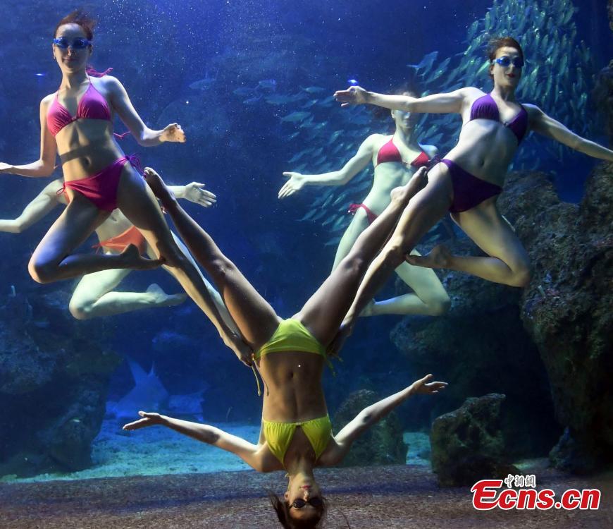 Members of the Water Ballet Troupe of the Russian Far East Olympics Center performs in Fuzhou, East China’s Fujian Province, July 17, 2018. (Photo: China News Service/Liu Kegeng)