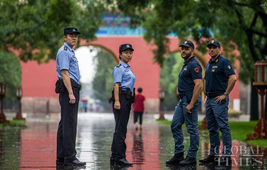 Italian police joined local officers in joint patrols of Beijing\'s Temple of Heaven on July 17. A total of eight Italian officers will join police in Beijing, Shanghai, Hangzhou and Xi\'an on patrols of tourist spots from July 16 to July 29. Italian officers were first invited to the joint patrol in Beijing and Shanghai in April last year. (Photos: Li Hao/GT)