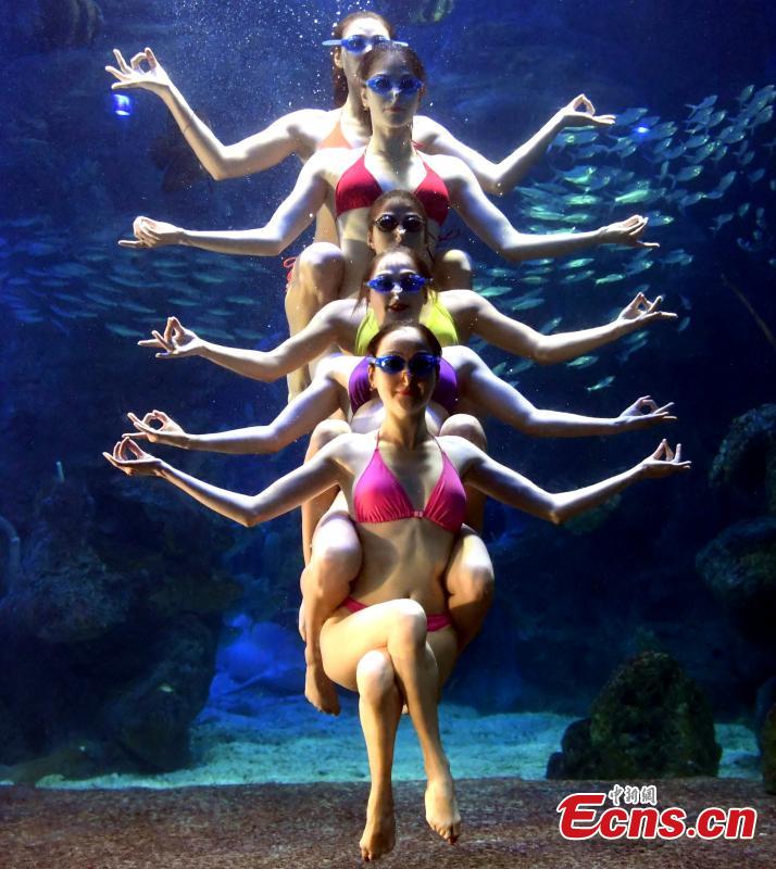 Members of the Water Ballet Troupe of the Russian Far East Olympics Center performs in Fuzhou, East China’s Fujian Province, July 17, 2018. (Photo: China News Service/Liu Kegeng)