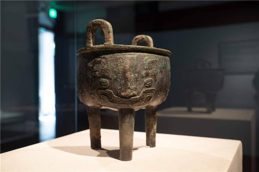 A tripod with decorative design of beasts from the late Shang Dynasty (13th-11th century BC). It was preserved by the Royal Asiatic Society before and is now held by the Shanghai Museum. (Photo/China Daily)