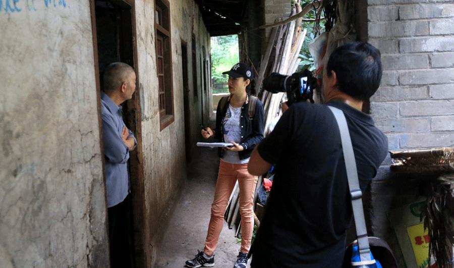 Volunteers from Chongqing interview residents in old houses for a cultural heritage protection project. (Photo provided to China Daily)
Funds raised
He is a former director of the State Administration of Cultural Heritage. After retiring from this government position and taking the new role of leading the foundation, he has been trying to seek more flexibility in encouraging wider public participation in the commercial use of historical relics.
His foundation has strived to save old houses in the countryside by raising funds from local communities and social organizations.
Li Xiaojie has called for more registered cultural heritage to be open to the public.
\