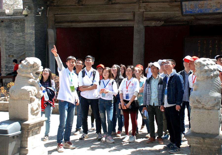 Volunteers guide visitors to an old temple in Taiyuan, Shanxi Province. (Photo provided to China Daily)
The northern province of Shanxi has many ancient architectural wonders. It is home to more than 53,000 registered cultural heritage sites, with 452 of them under national-level key protection - almost 10 percent of the total number in China.
For Li Qiang, who founded a provincewide volunteers\' association for cultural heritage and museums in 2012, it is not solely the government\'s duty to protect these relics left by ancestors.
Apart from offering a volunteer service to guide visitors to cultural heritage sites, he has gathered professionals in scientific research to carry out surveys on these sites. Lectures have also been organized regularly to improve awareness of heritage protection, especially in schools.
\