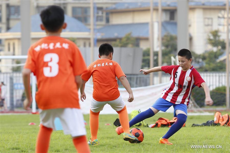 Students attend a football training in Xuyi County of Huai\'an, east China\'s Jiangsu Province, July 18, 2018. Chinese students have entered their summer vacation, during which many of them chose to spend the vacation by developing their hobbies. (Xinhua/Yan Huaifeng)