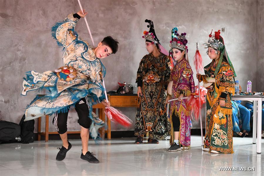 Students from a primary school practice opera movements in Shijiazhuang, north China\'s Hebei Province, July 18, 2018. Chinese students have entered their summer vacation, during which many of them chose to spend the vacation by developing their hobbies. (Xinhua/Chen Qibao)