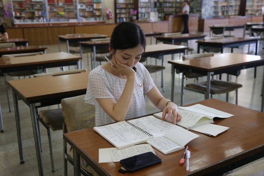 A reader studies in a reading room of the Grand People\'s Study House, Pyongyang, DPRK, on July 17, 2018. (Photo/Xinhua)