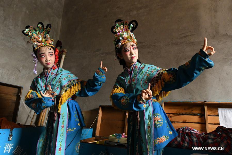 Students from a primary school practice opera movements in Shijiazhuang, north China\'s Hebei Province, July 18, 2018. Chinese students have entered their summer vacation, during which many of them chose to spend the vacation by developing their hobbies. (Xinhua/Chen Qibao)