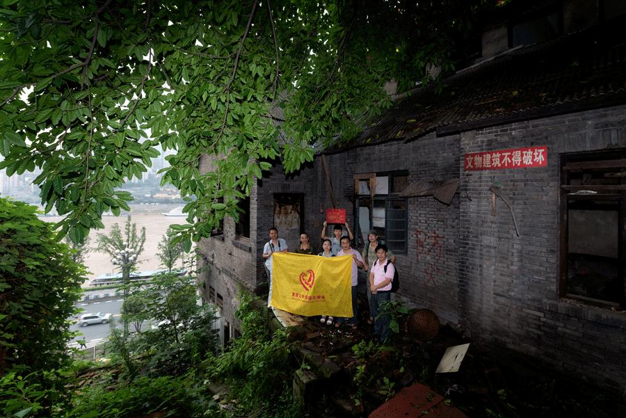 Volunteers from Chongqing have saved an old street from being demolished for urban construction. (Photo provided to China Daily)
He encourages group members to continue learning about cultural relics and to get closer to the front line through more field research.
\