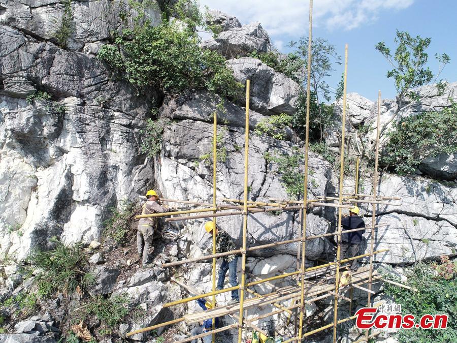 A renovation project is underway to reinforce a 100-meter-high cliff on Malu Mountain in Liuzhou City, South China’s Guangxi Zhuang Autonomous Region, July 19, 2018. Liuzhou, known for its karst formations, allocates funds each year to check and reduce the risks of potential landslides that might threaten local residents. (Photo: China News Service/Wang Yizhao)