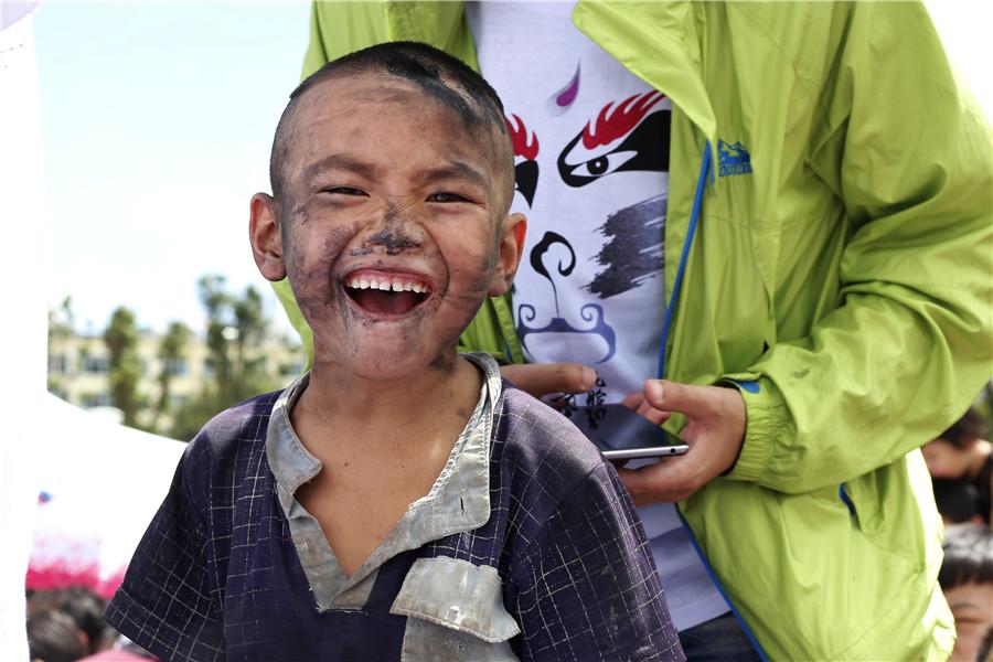 People celebrate black face festival in Qiubei county, Yunnan Province. (Photo/chinadaily.com.cn)
A black face festival kicked off in Qiubei county, Yunnan Province, on Wednesday. It\'s a traditional festival for Yi ethnic minority during which people spread soot from the bottom of the pot on their faces to drive away ghosts and disasters. It has a history of more than 1,000 years.