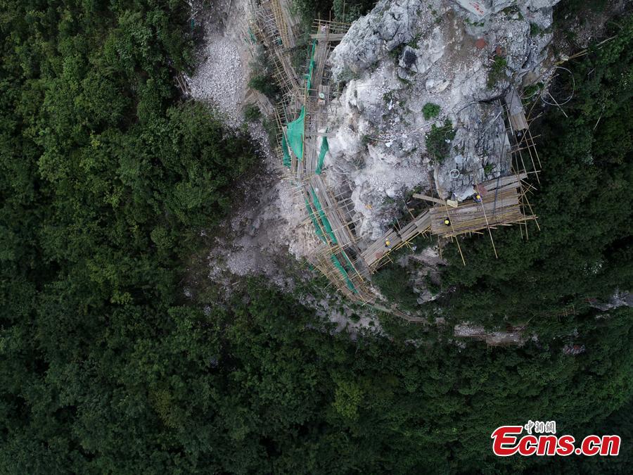 A renovation project is underway to reinforce a 100-meter-high cliff on Malu Mountain in Liuzhou City, South China’s Guangxi Zhuang Autonomous Region, July 19, 2018. Liuzhou, known for its karst formations, allocates funds each year to check and reduce the risks of potential landslides that might threaten local residents. (Photo: China News Service/Wang Yizhao)