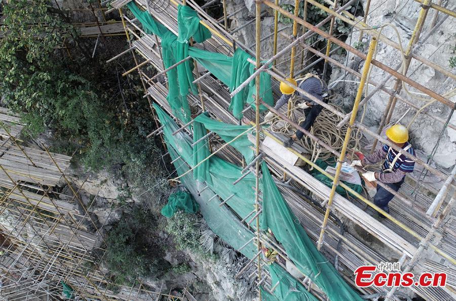 A renovation project is underway to reinforce a 100-meter-high cliff on Malu Mountain in Liuzhou City, South China’s Guangxi Zhuang Autonomous Region, July 19, 2018. Liuzhou, known for its karst formations, allocates funds each year to check and reduce the risks of potential landslides that might threaten local residents. (Photo: China News Service/Wang Yizhao)